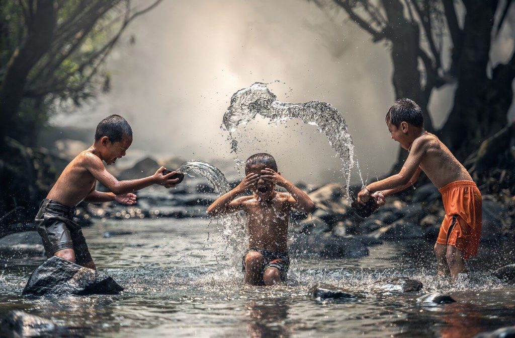 水遊びをする子供