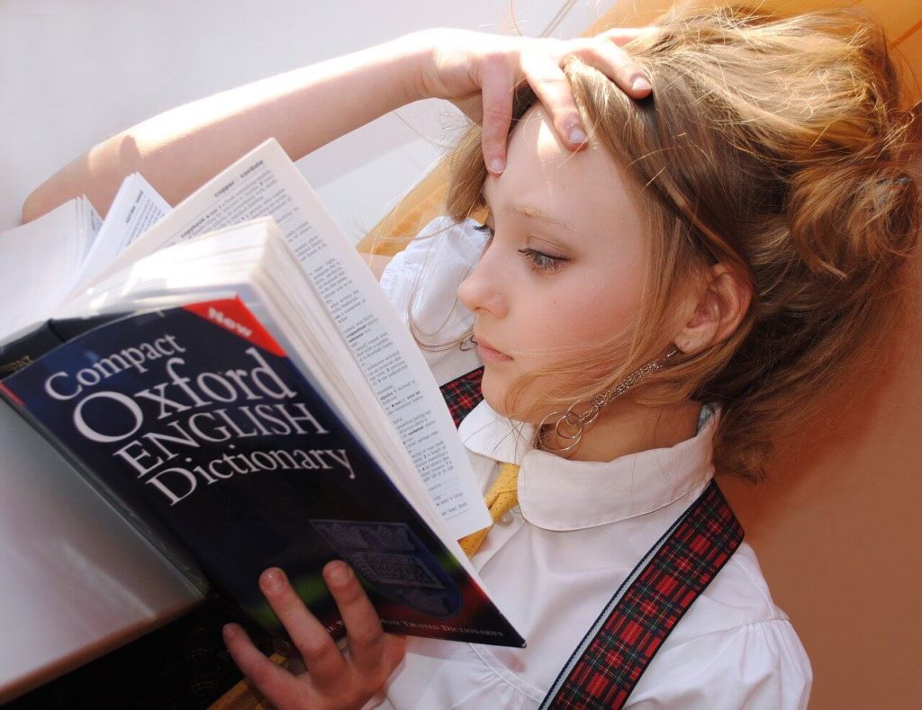 本を読んでいる女の子